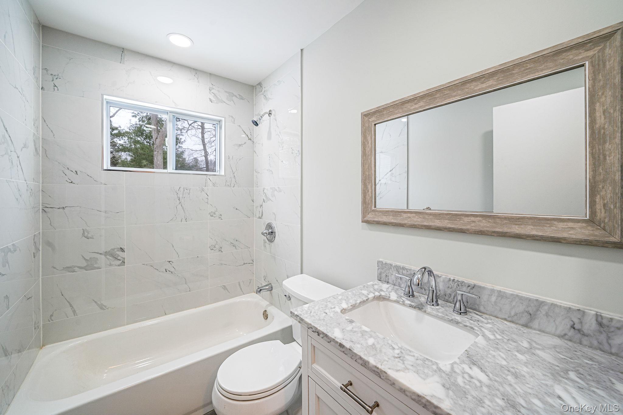 #11 photo, 14 Wiltshire Court, 東長島 Center Moriches , NY 11934