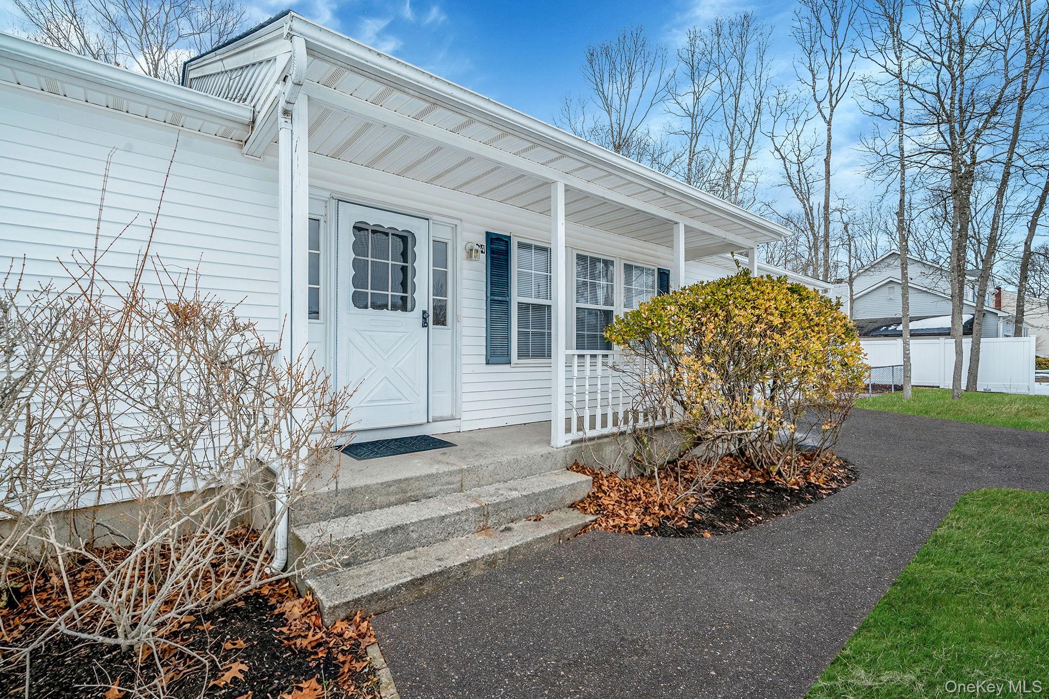 #2 photo, 14 Wiltshire Court, 東長島 Center Moriches , NY 11934