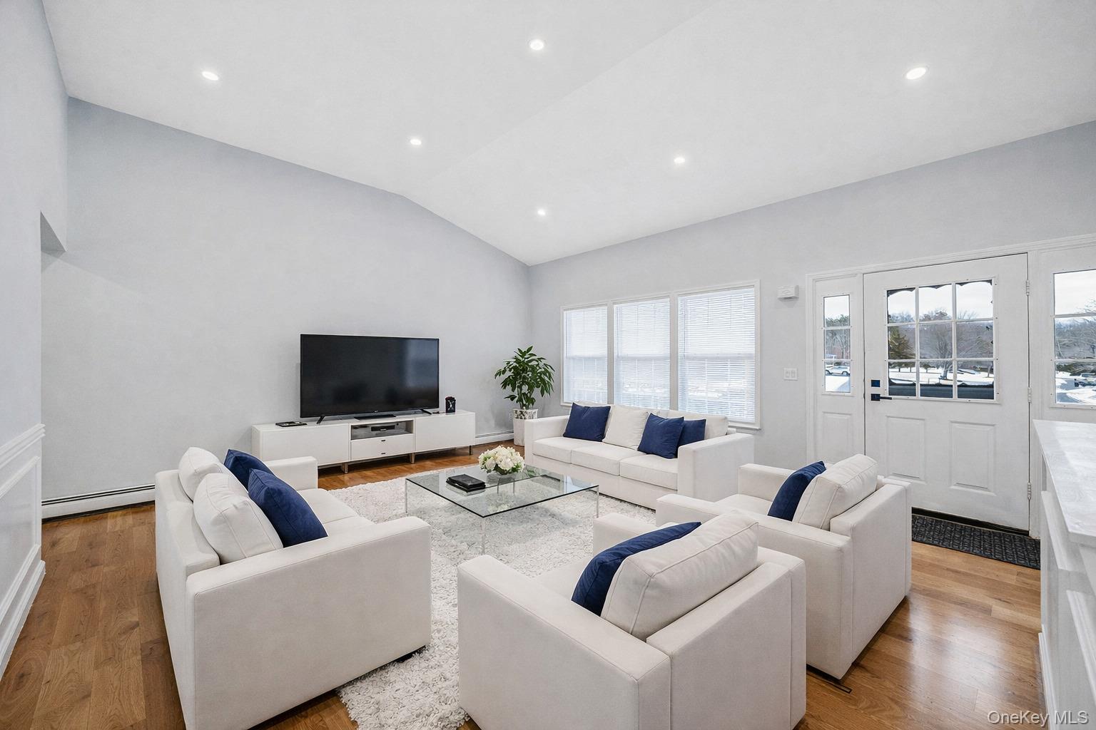 #4 photo, 14 Wiltshire Court, 東長島 Center Moriches , NY 11934