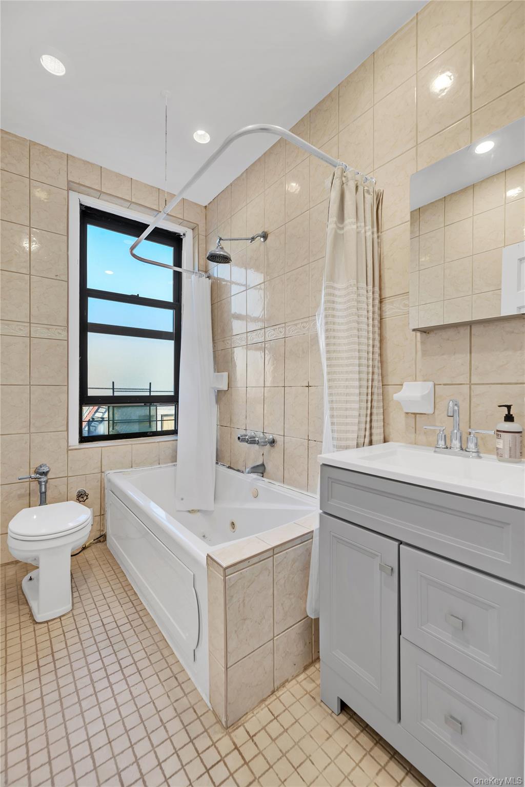 #7 photo, 825 Walton Avenue, ब्रोंक्स Bronx , NY 10451