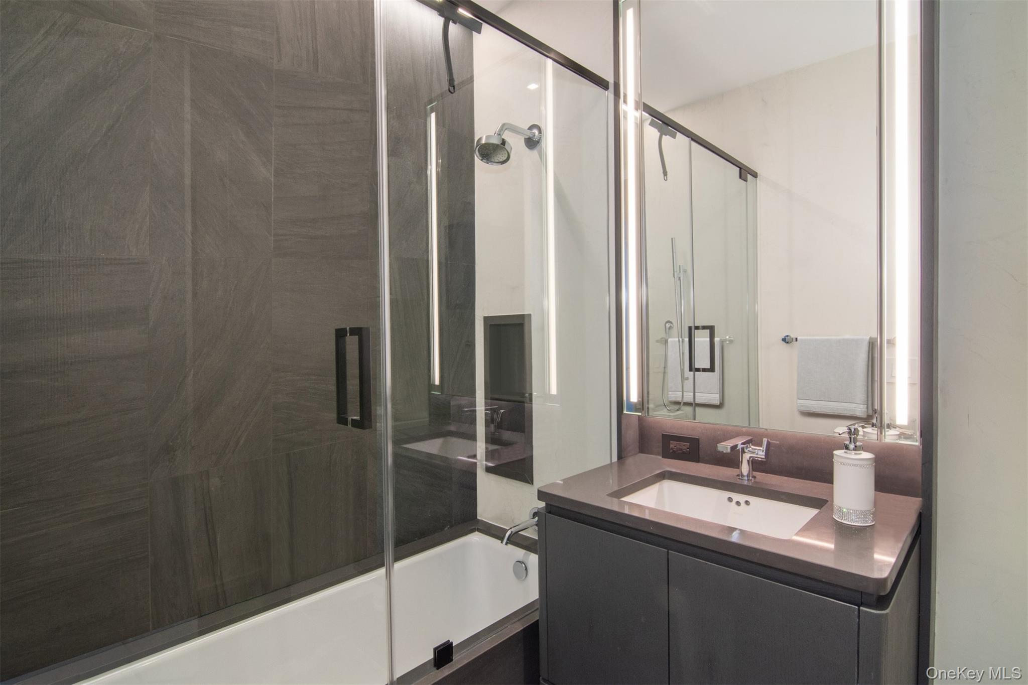 #11 photo, 77 Charlton Street, New York (Manhattan) , NY 10014