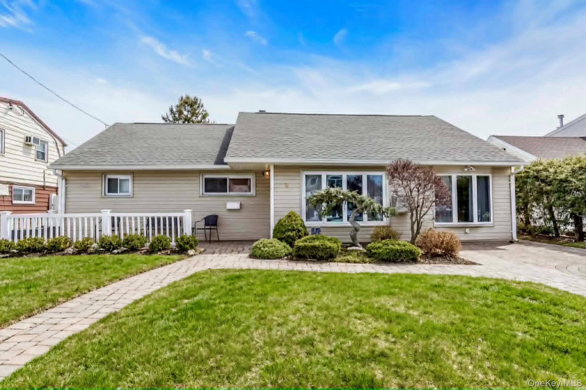 #1 photo, 9 Blanche Street Street, מחוז נסאו Plainview , NY 11803