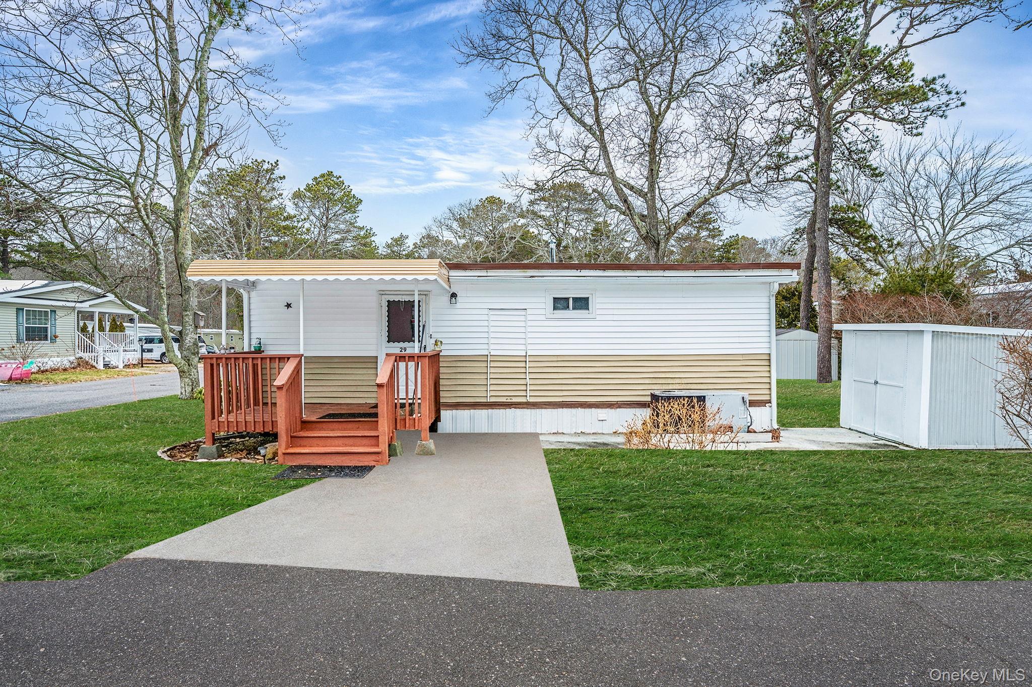 #1 photo, 525 Riverleigh Avenue, Саффолк ‖ Riverhead , NY 11901