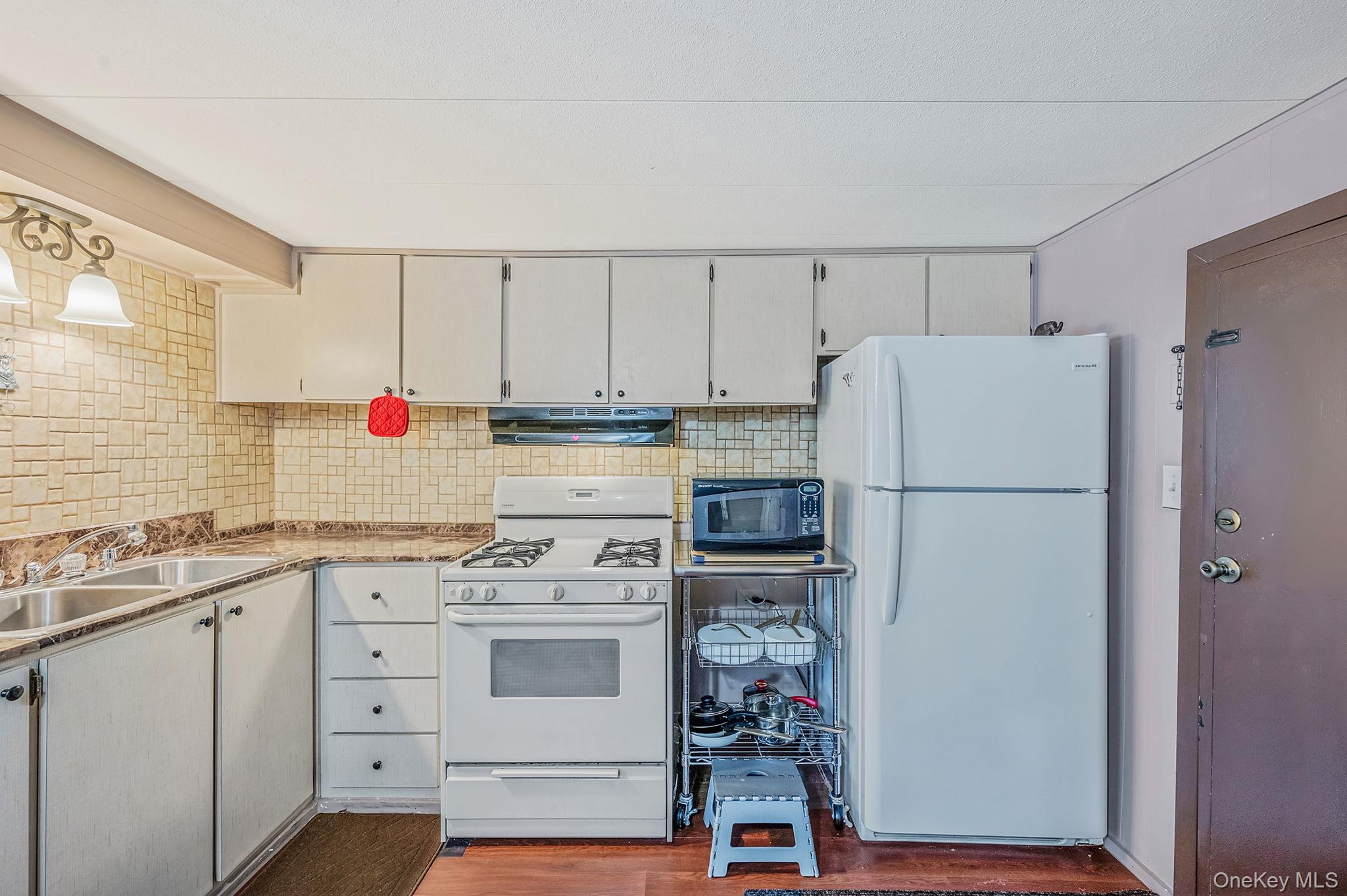 #11 photo, 525 Riverleigh Avenue, Саффолк ‖ Riverhead , NY 11901