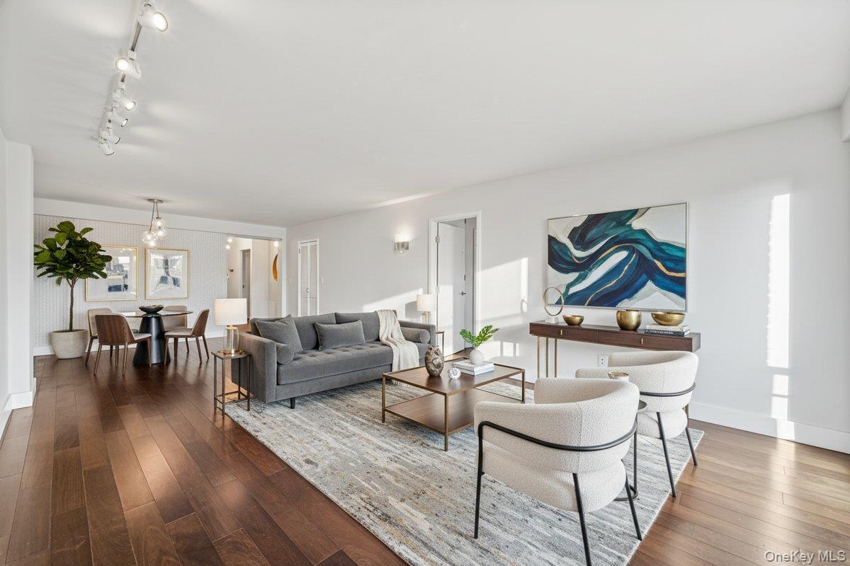 #4 photo, 70-20 108, קווינס Forest Hills , NY 11375