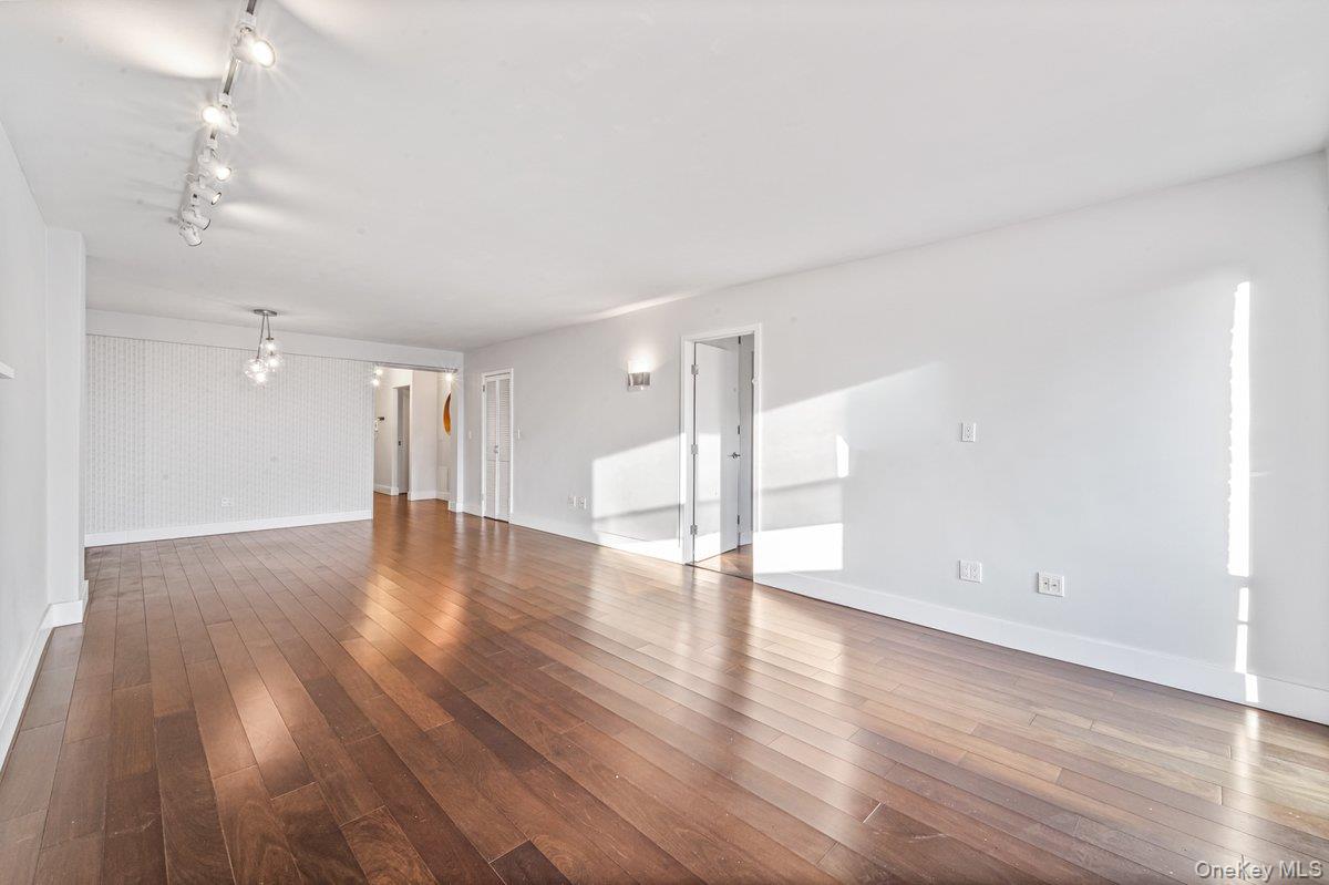 #6 photo, 70-20 108, קווינס Forest Hills , NY 11375