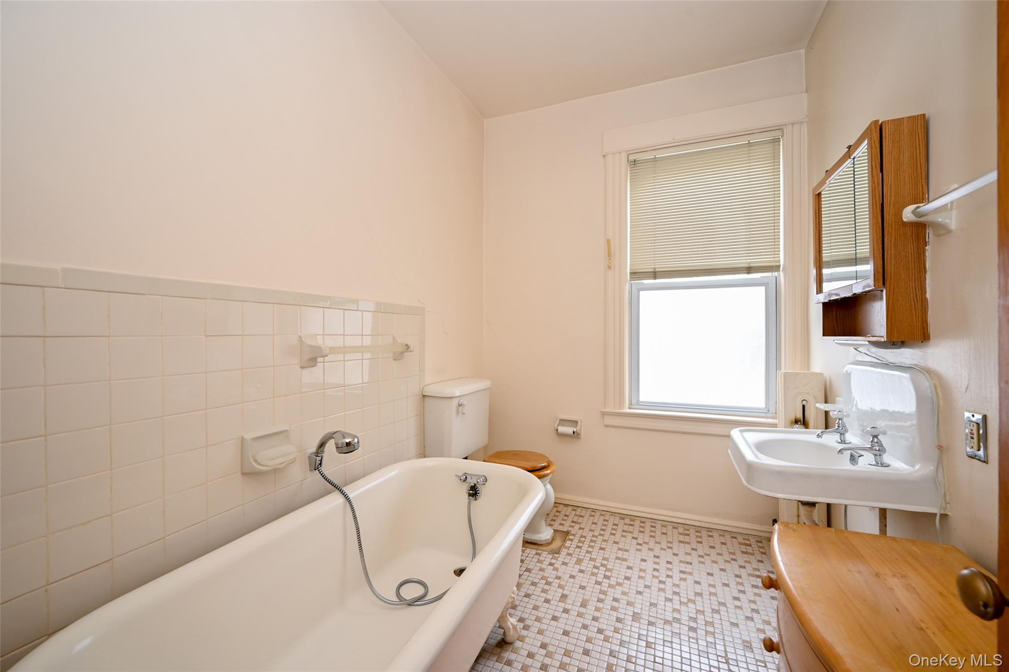 #12 photo, 47-21 162nd Street, Flushing , NY 11358