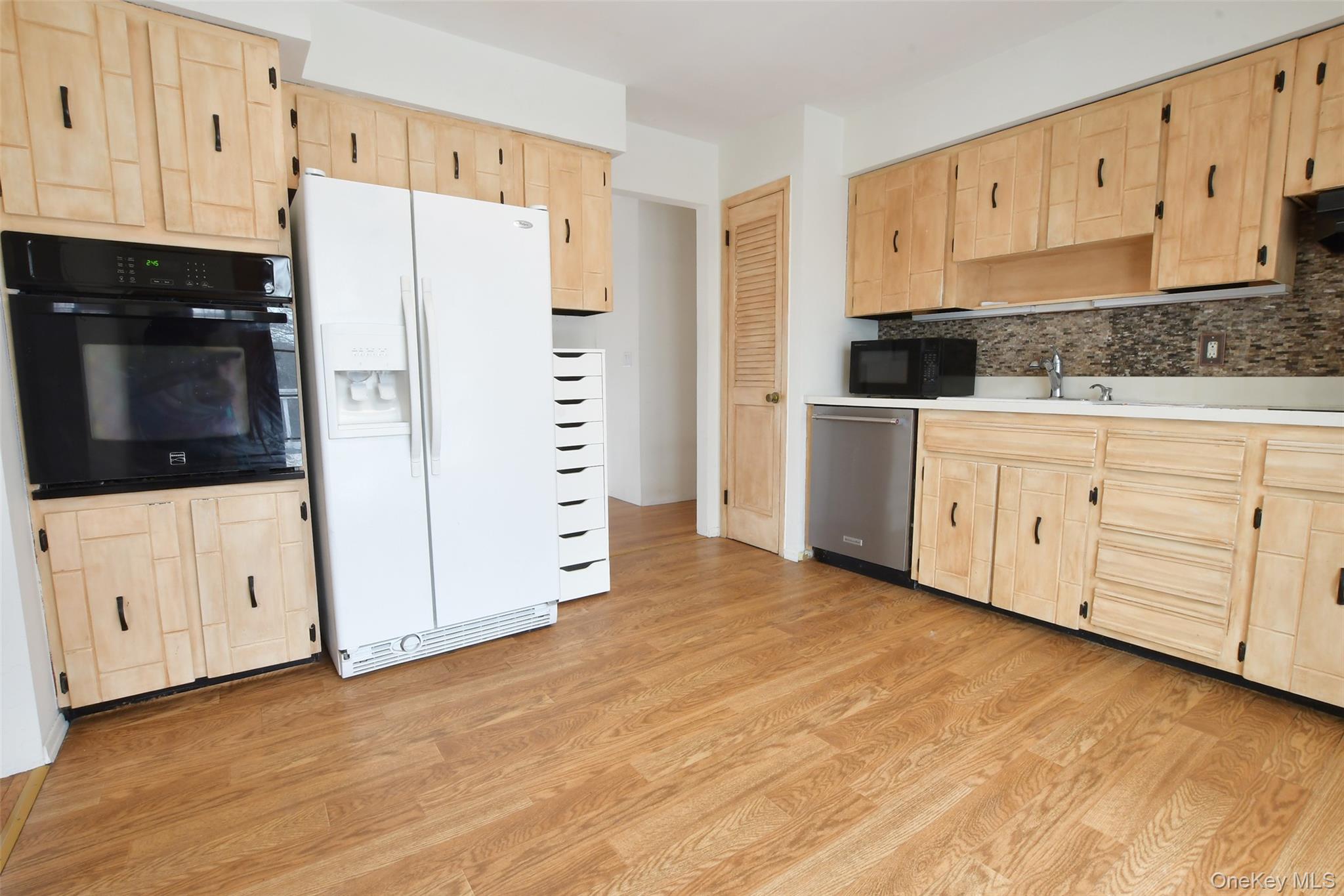 #14 photo, 205 Connetquot Road, سوفولك Oakdale , NY 11769