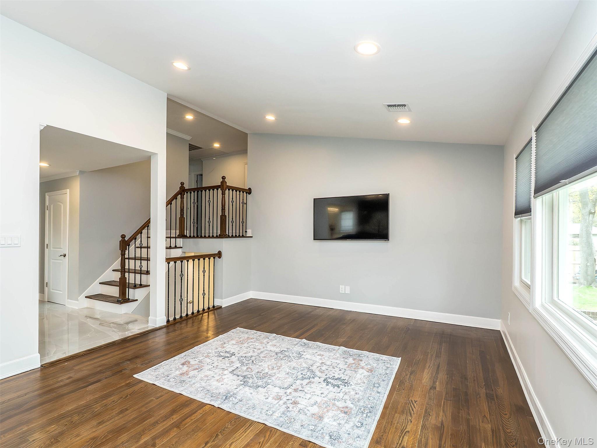 #15 photo, 1 Milford Lane, ناسو Glen Cove , NY 11542