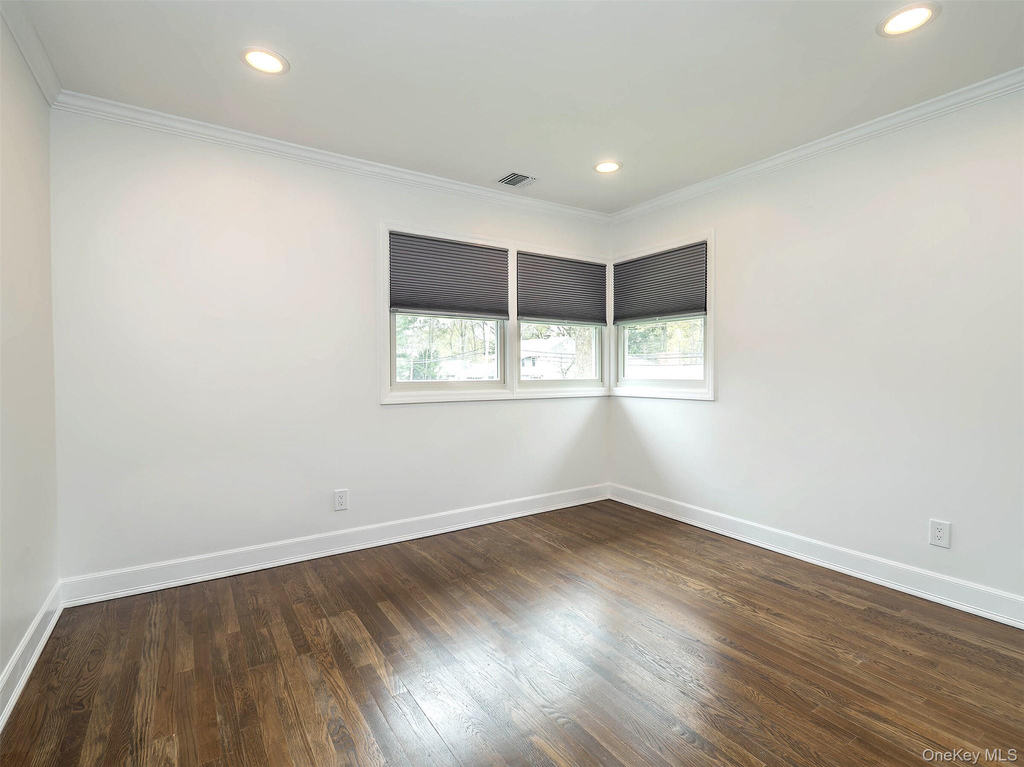 #16 photo, 1 Milford Lane, ناسو Glen Cove , NY 11542