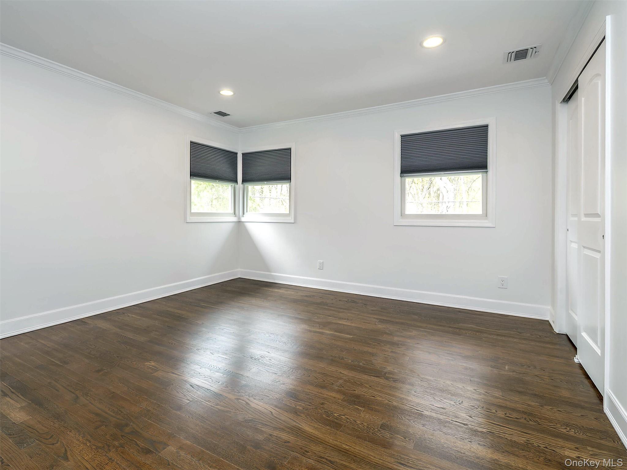 #17 photo, 1 Milford Lane, ناسو Glen Cove , NY 11542