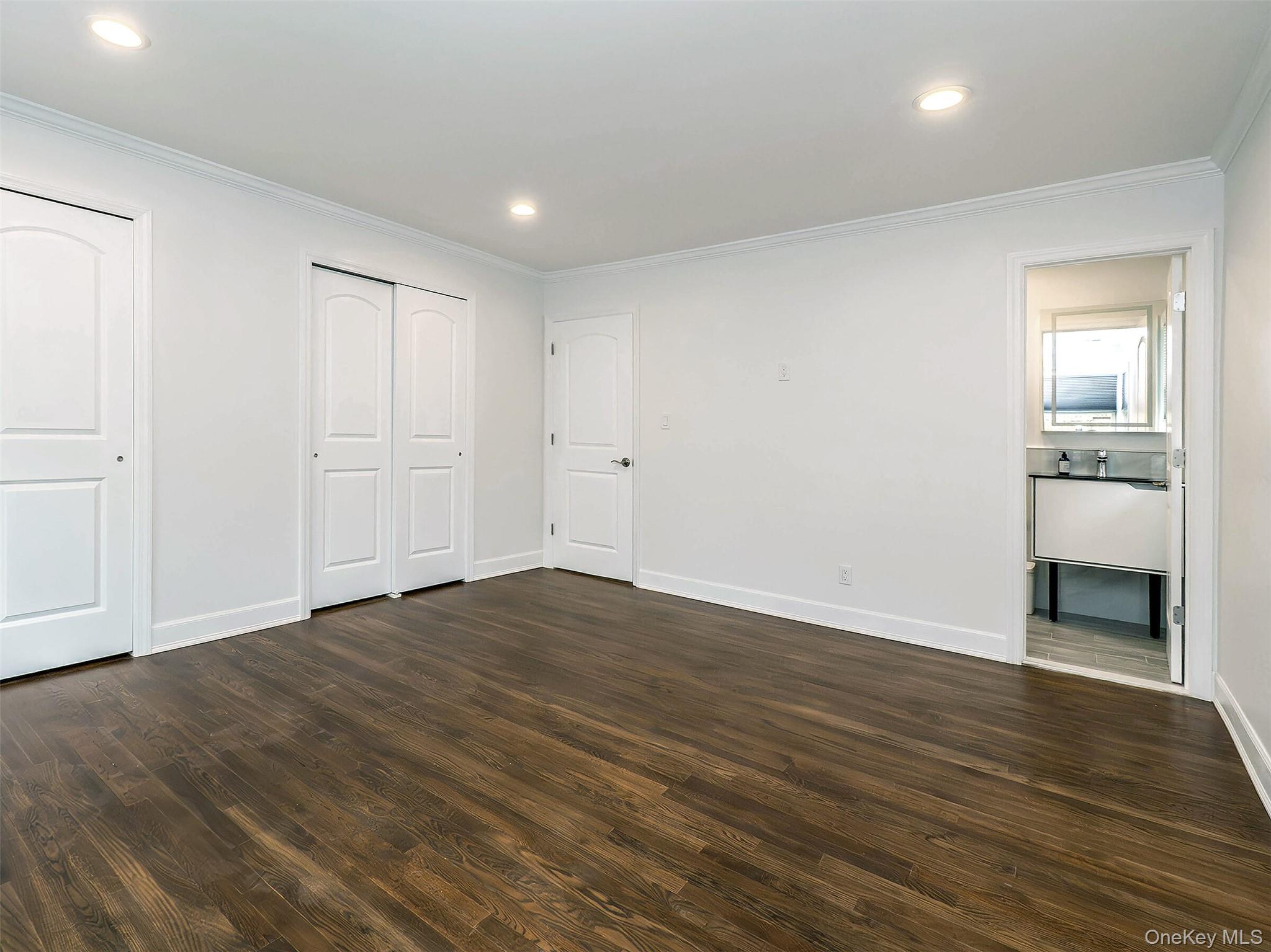 #19 photo, 1 Milford Lane, ناسو Glen Cove , NY 11542