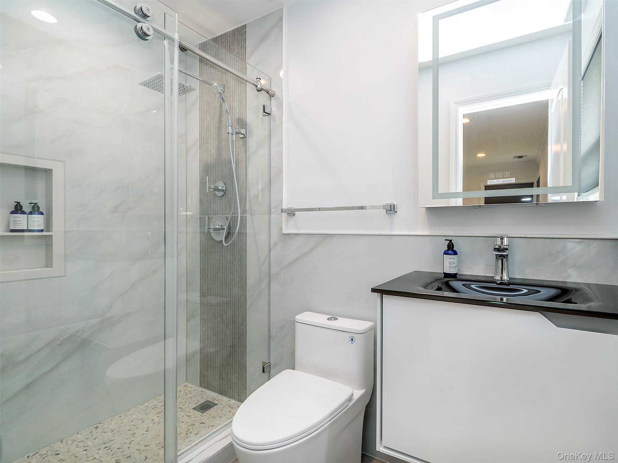 #20 photo, 1 Milford Lane, ناسو Glen Cove , NY 11542