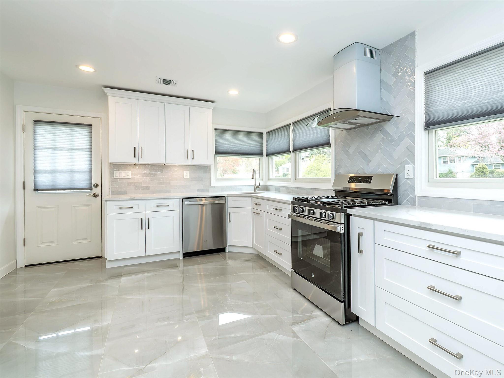 #6 photo, 1 Milford Lane, ناسو Glen Cove , NY 11542