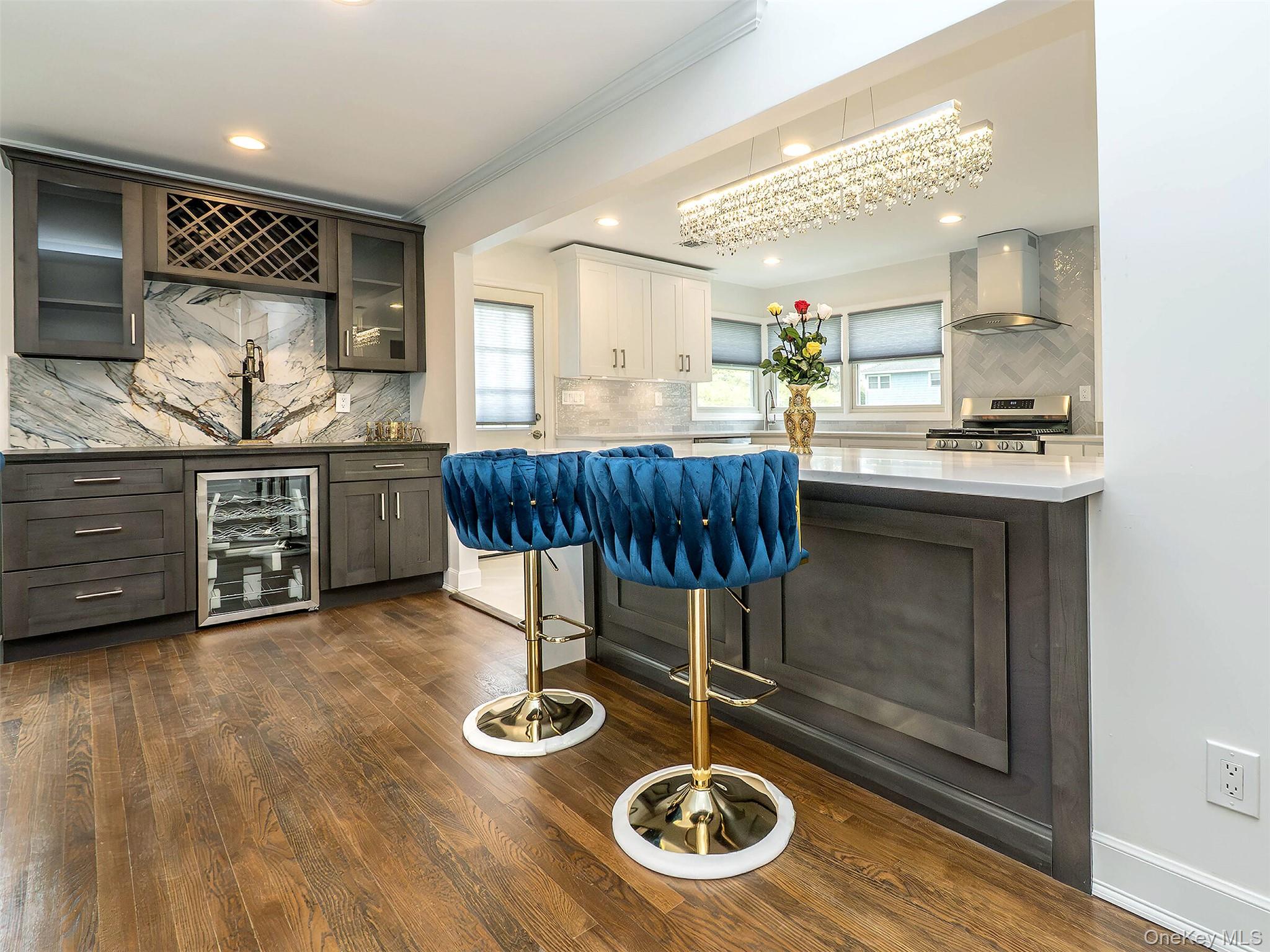 #9 photo, 1 Milford Lane, ناسو Glen Cove , NY 11542