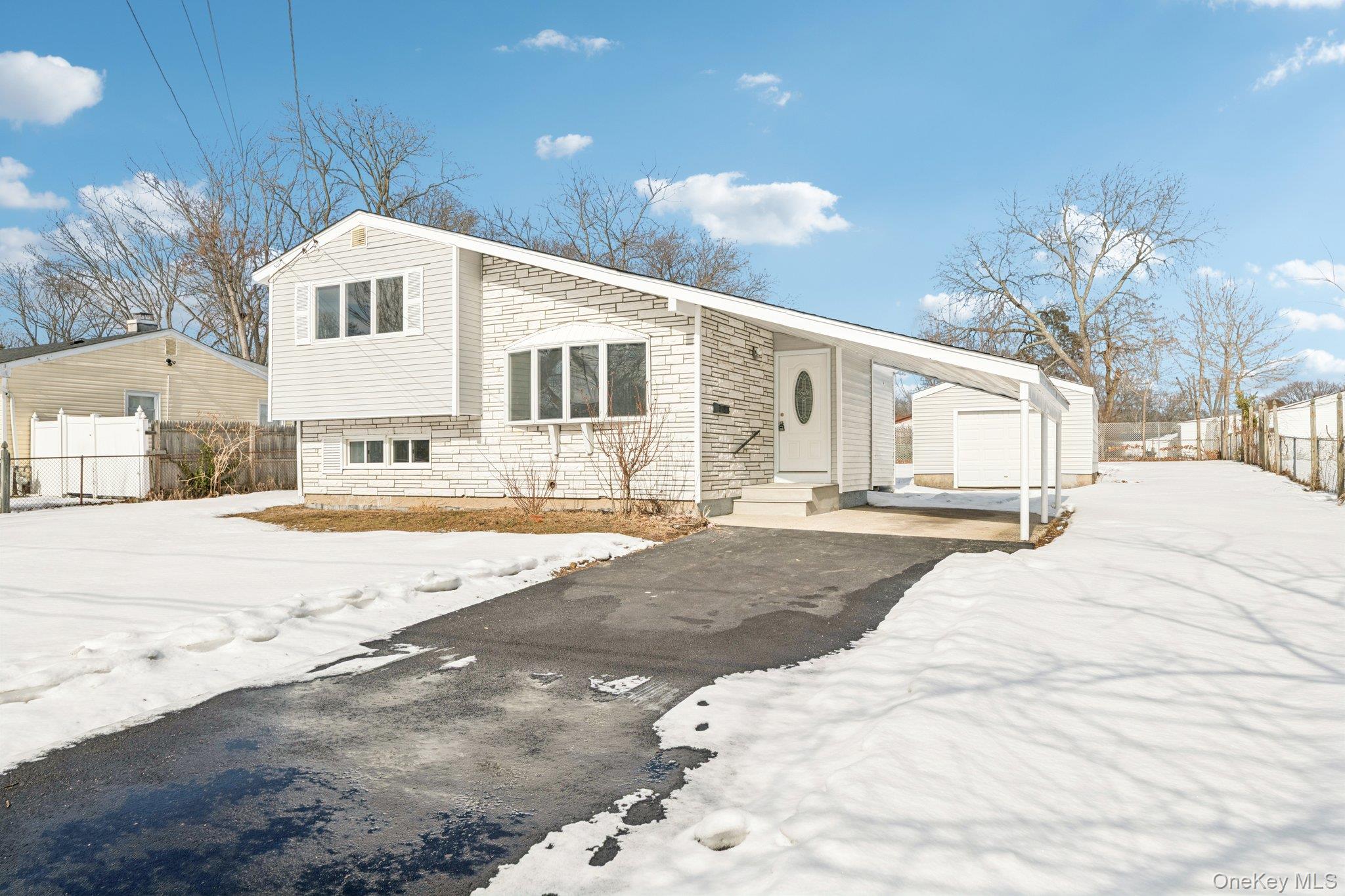 #1 photo, 17 Laurie Road, सफ़ोक काउंटी Brentwood , NY 11717