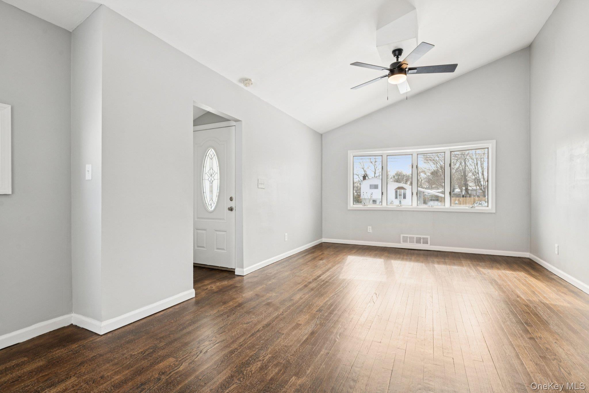 #10 photo, 17 Laurie Road, सफ़ोक काउंटी Brentwood , NY 11717