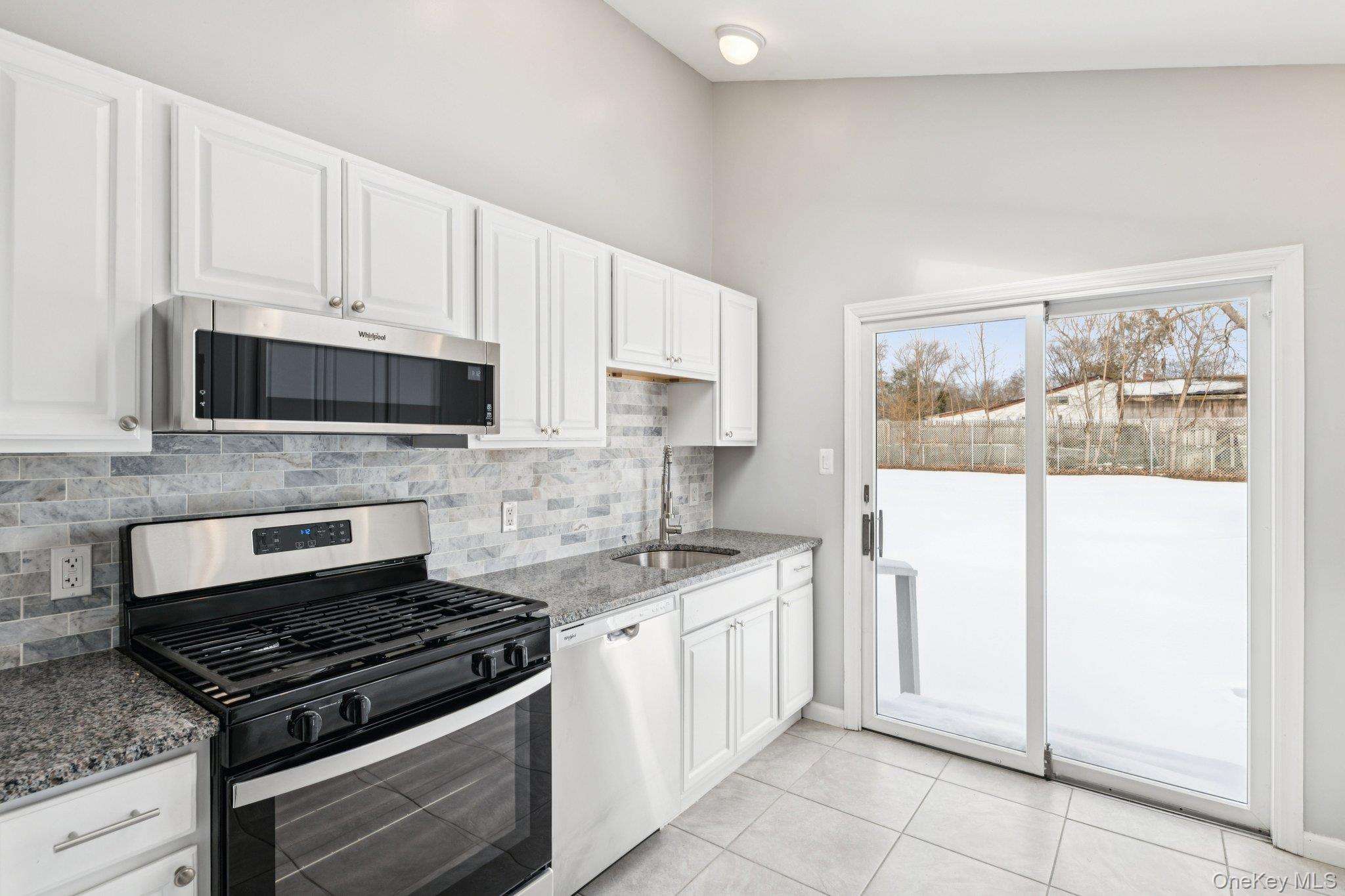 #13 photo, 17 Laurie Road, सफ़ोक काउंटी Brentwood , NY 11717