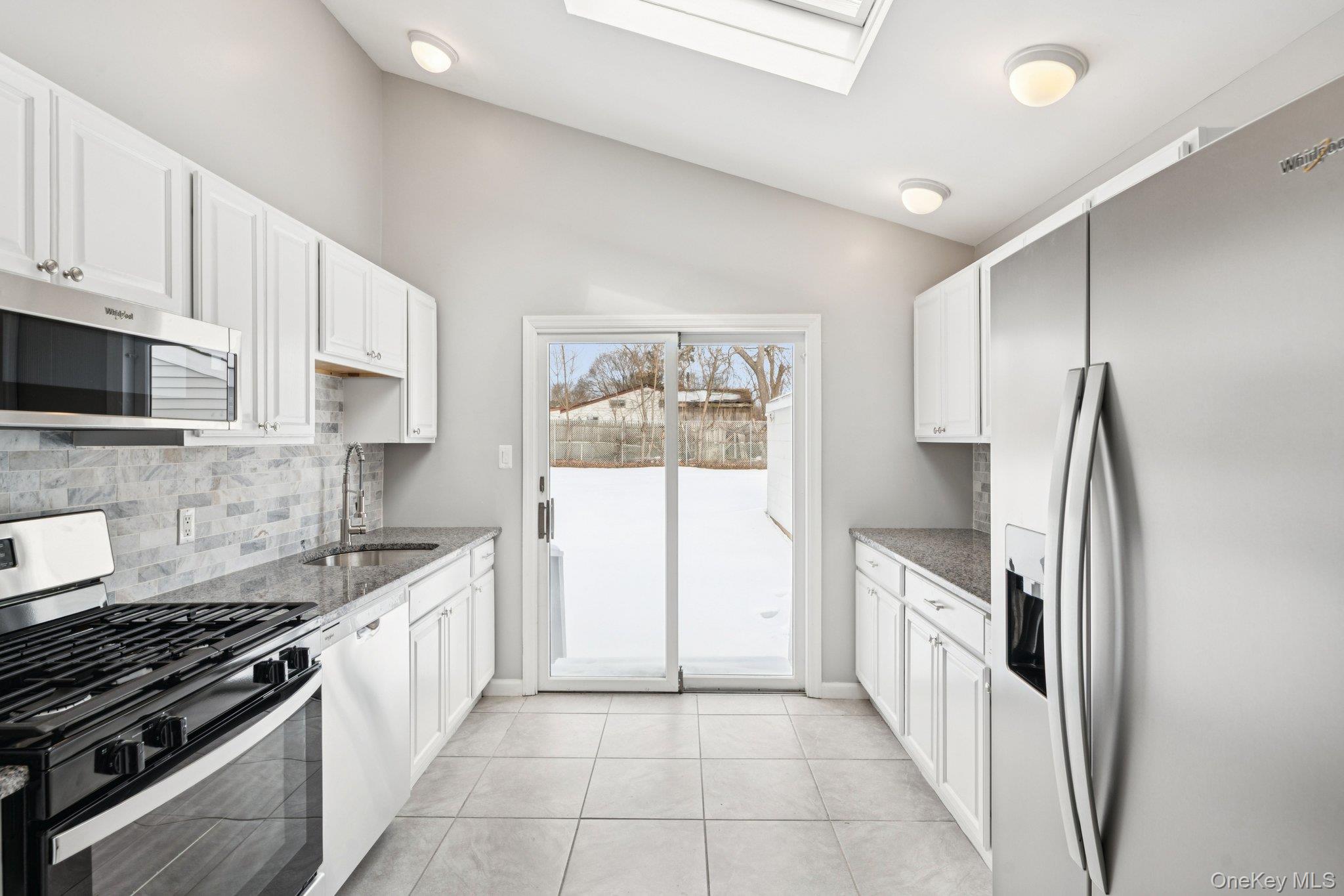 #15 photo, 17 Laurie Road, सफ़ोक काउंटी Brentwood , NY 11717