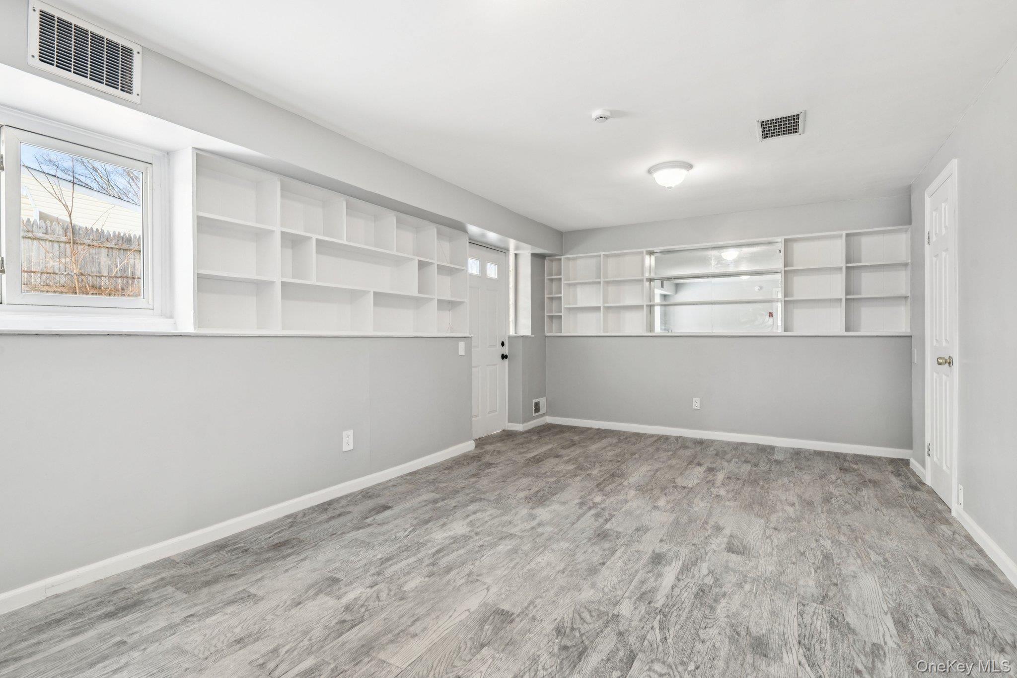 #20 photo, 17 Laurie Road, सफ़ोक काउंटी Brentwood , NY 11717