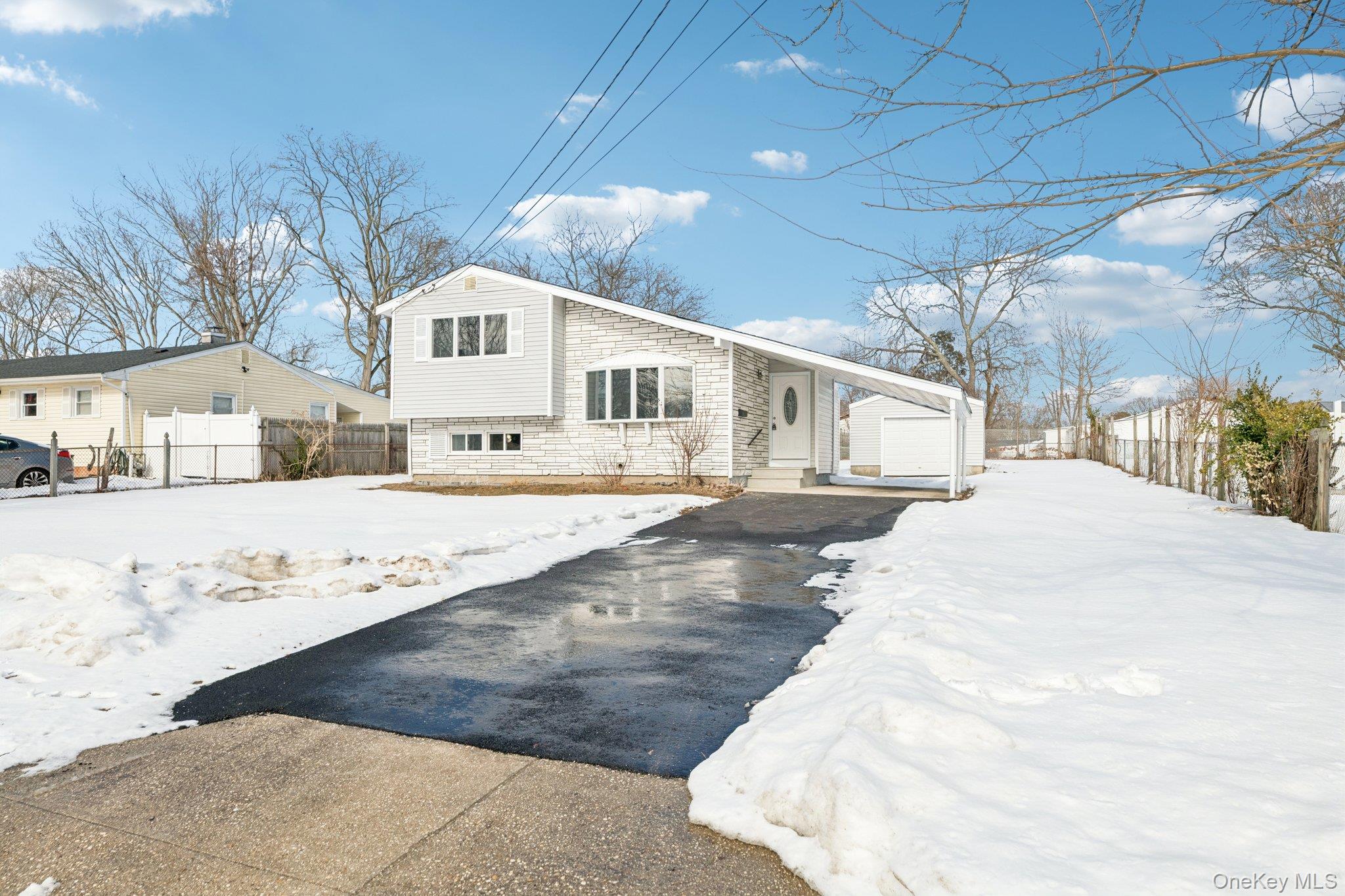 #4 photo, 17 Laurie Road, सफ़ोक काउंटी Brentwood , NY 11717