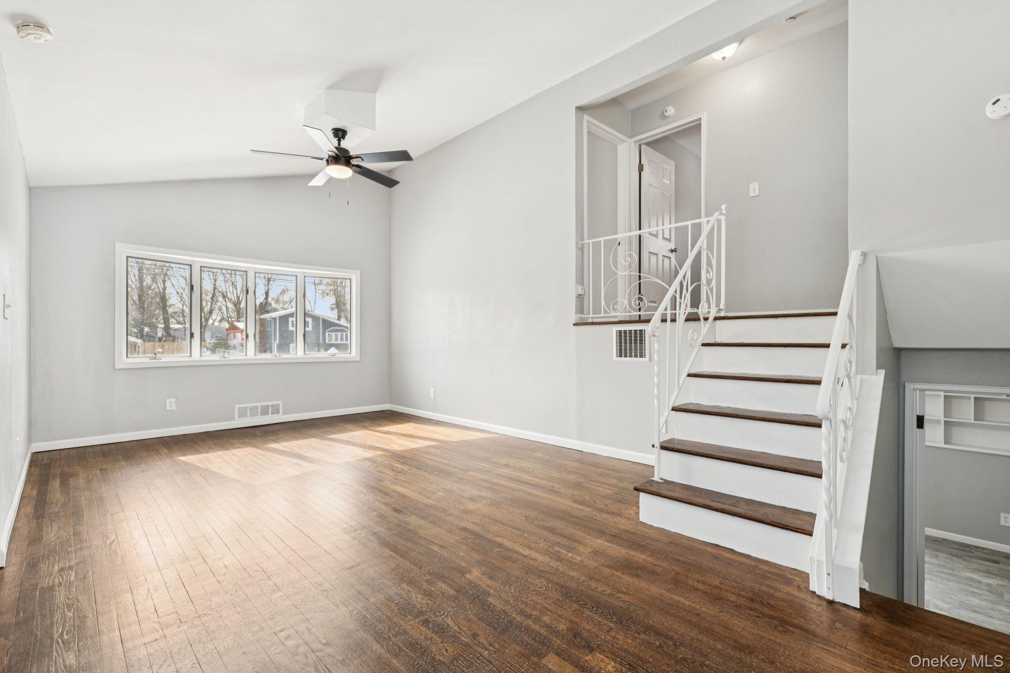 #6 photo, 17 Laurie Road, सफ़ोक काउंटी Brentwood , NY 11717