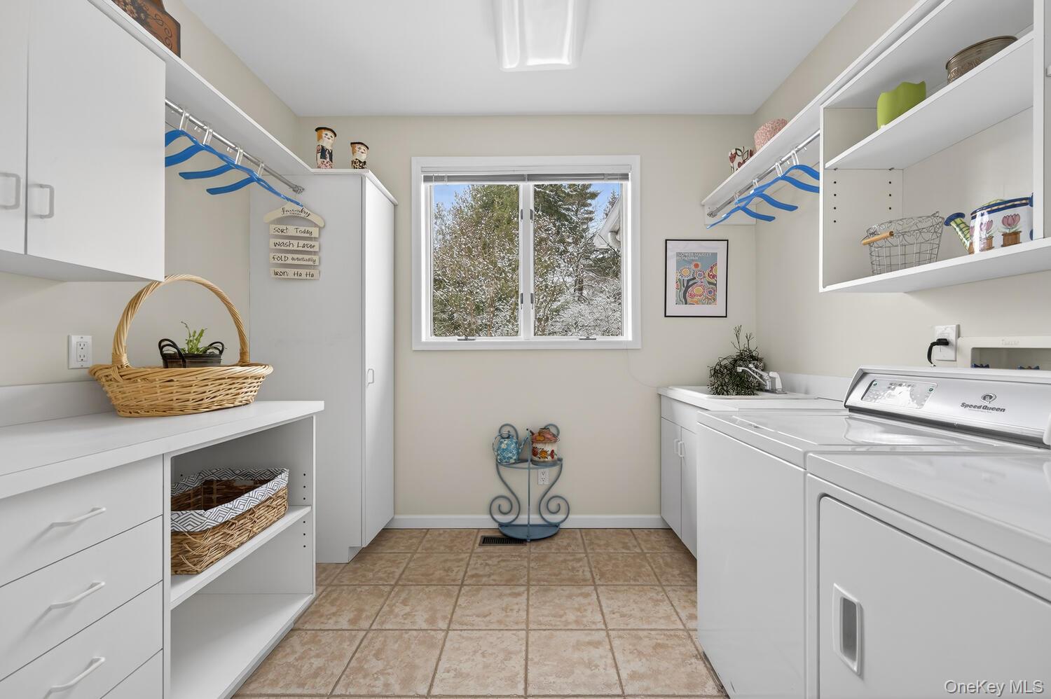 #17 photo, 1 Hunting Lane, Old Westbury , NY 11568