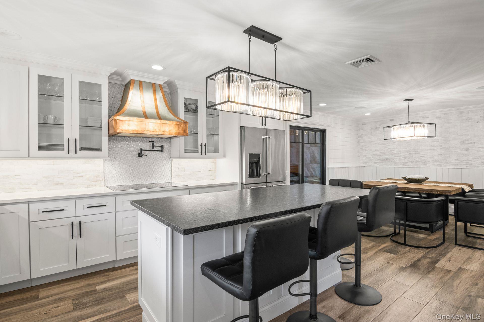 #1 photo, 131 Fleets Cove Road, सफ़ोक काउंटी Huntington , NY 11743