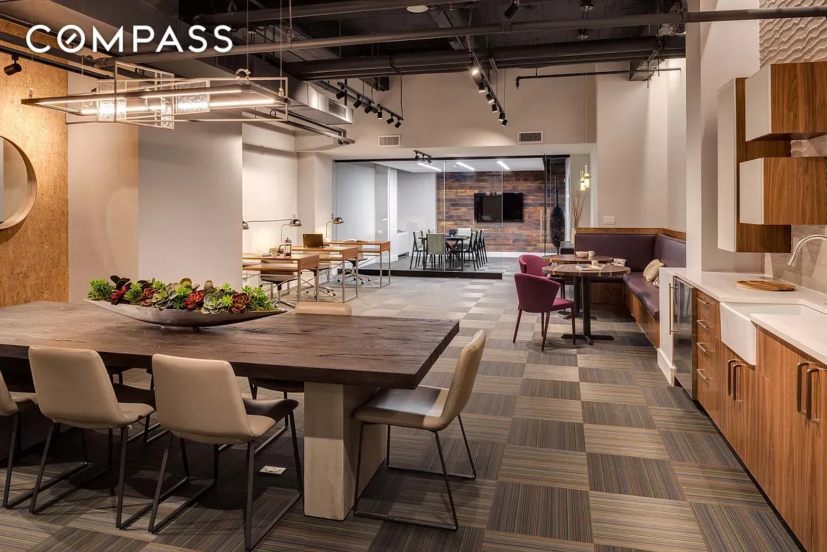 #17 photo, 416 W 52nd Street, 맨해튼 Hell's Kitchen , NY 10019