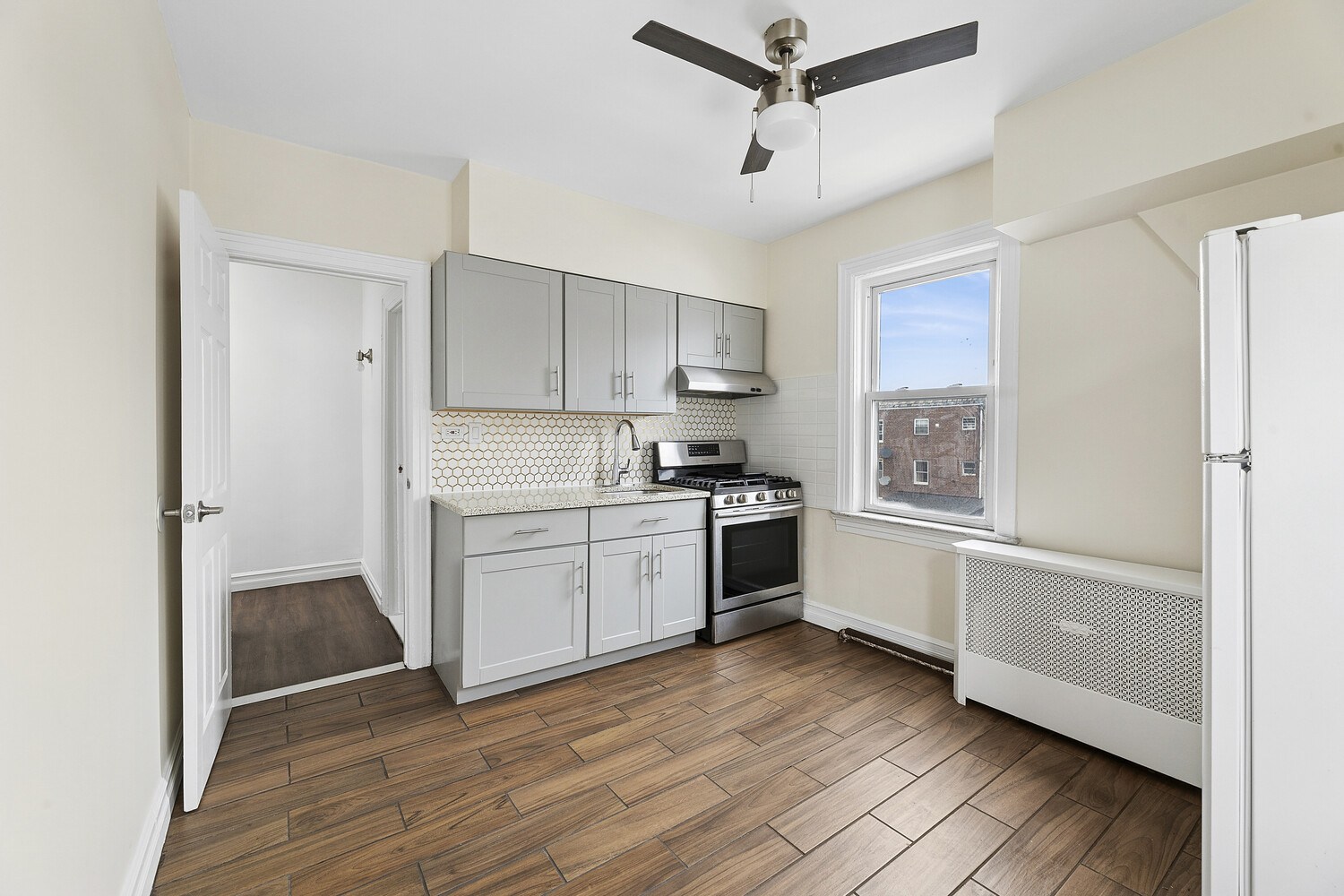 #12 photo, 33-25 71ST Street, كوينز Jackson Heights , NY 11372