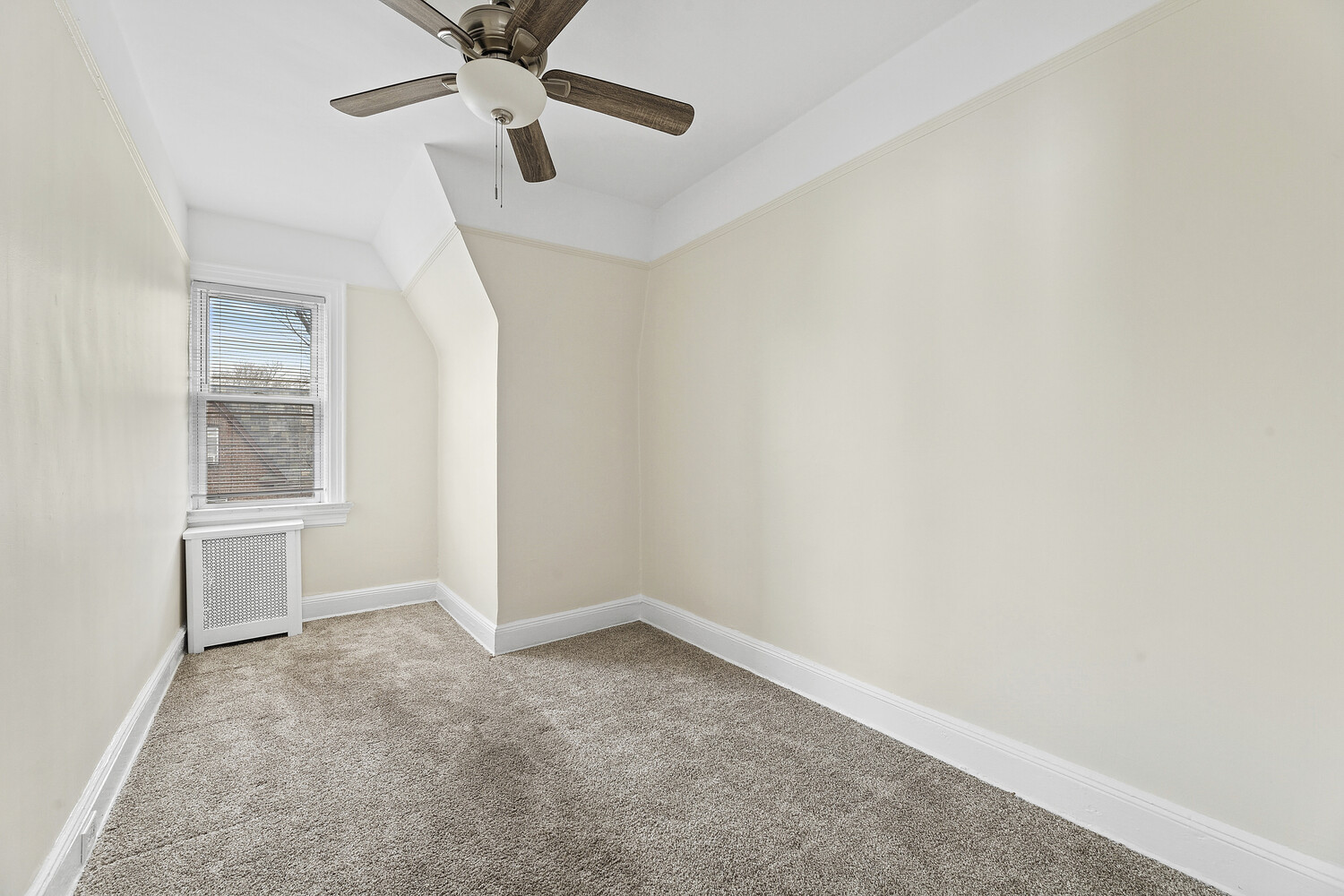 #15 photo, 33-25 71ST Street, كوينز Jackson Heights , NY 11372