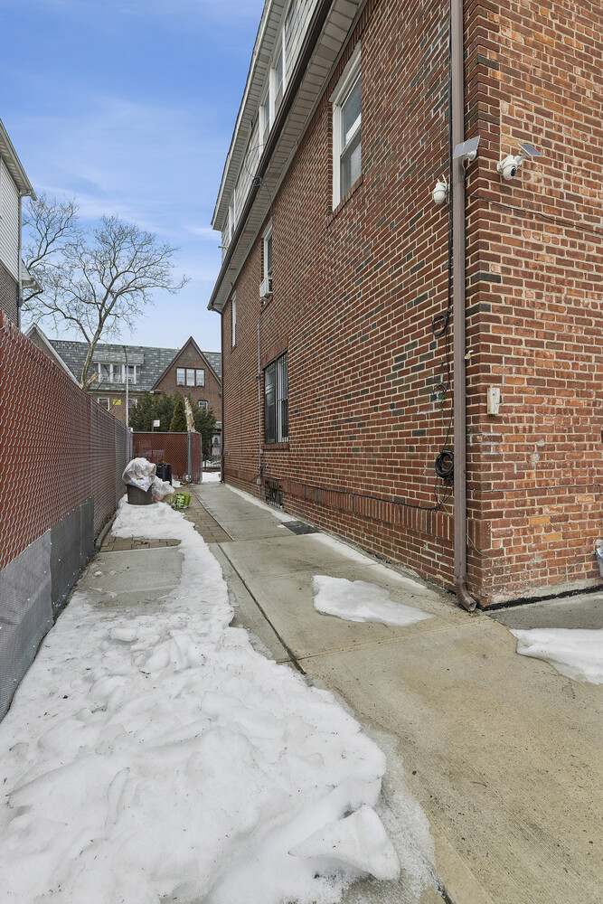 #17 photo, 33-25 71ST Street, كوينز Jackson Heights , NY 11372