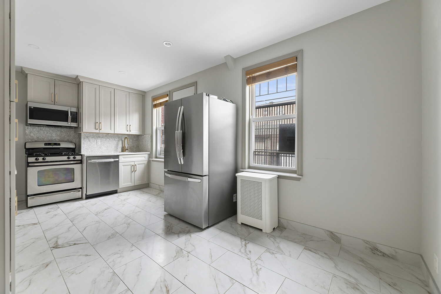 #4 photo, 33-25 71ST Street, كوينز Jackson Heights , NY 11372