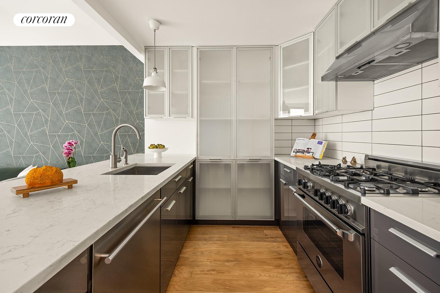 #4 photo, 143 MESEROLE Street, Williamsburg , NY 11206