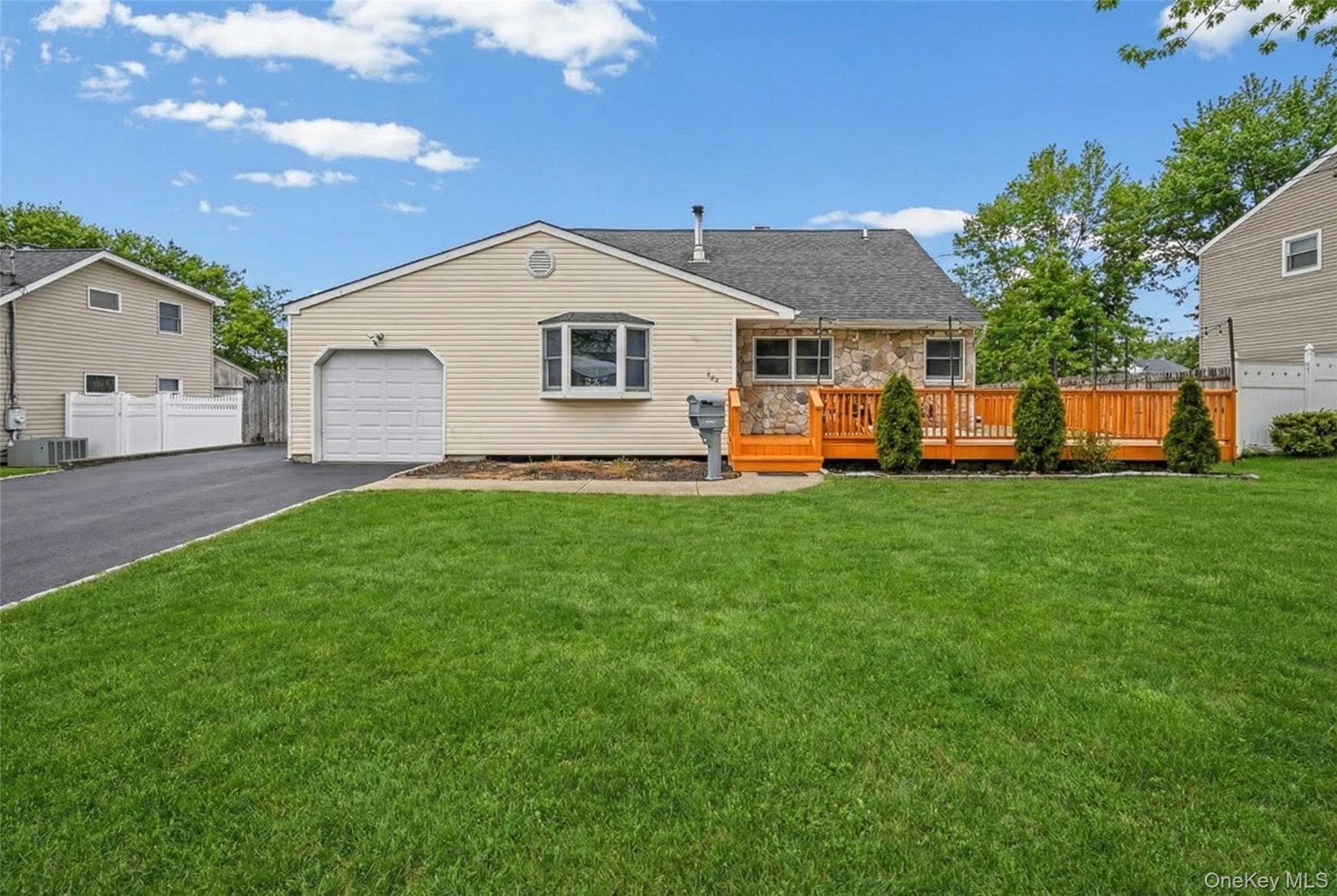 #2 photo, 327 Barton Avenue, सफ़ोक काउंटी East Patchogue , NY 11772