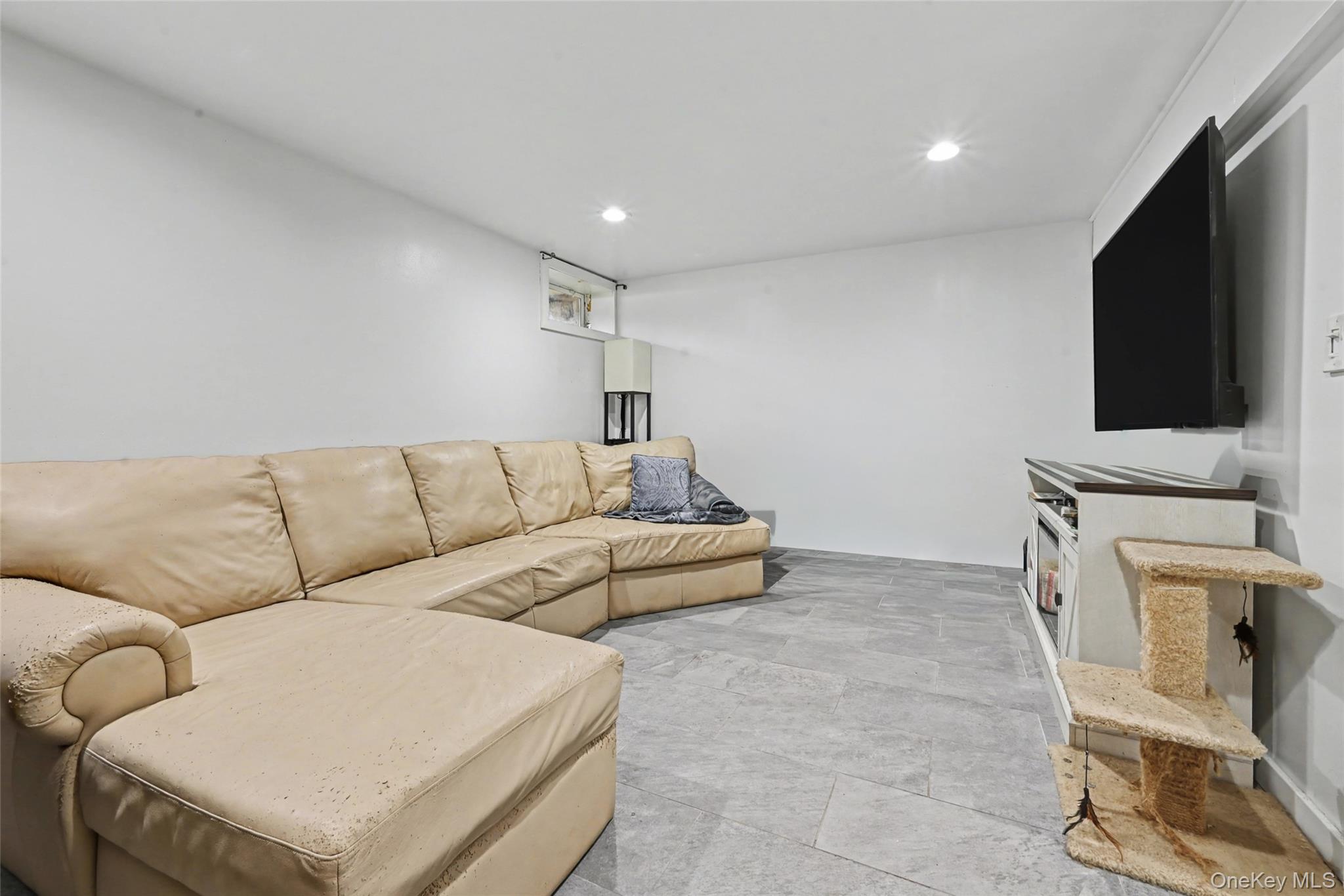 #20 photo, 327 Barton Avenue, सफ़ोक काउंटी East Patchogue , NY 11772