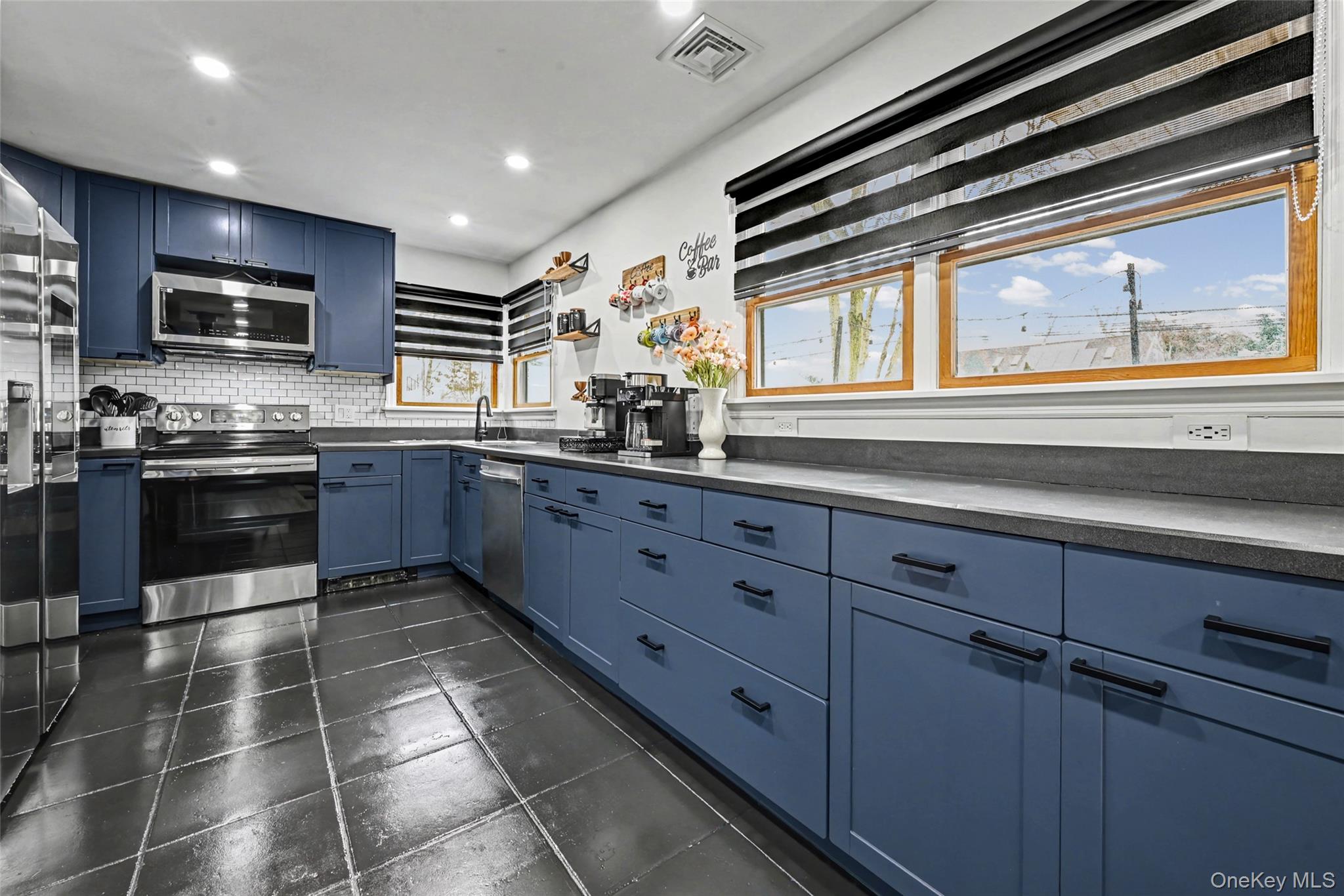 #7 photo, 327 Barton Avenue, सफ़ोक काउंटी East Patchogue , NY 11772