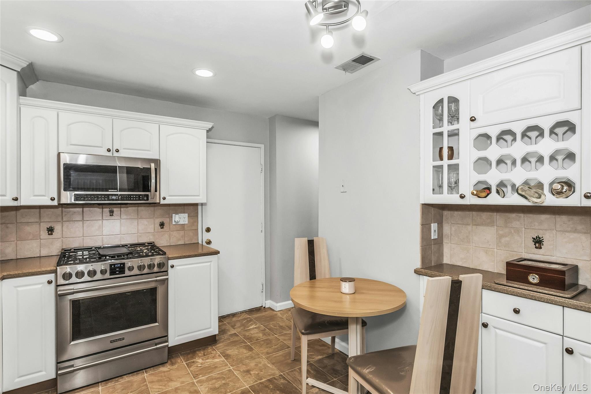 #5 photo, 47 Max Court, Islandia , NY 11749