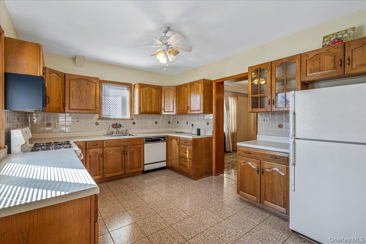 #9 photo, 1427 145th Place, كوينز Whitestone , NY 11357