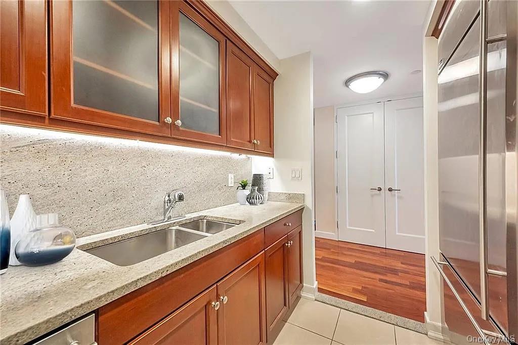 #7 photo, 10 City Place, White Plains , NY 10601