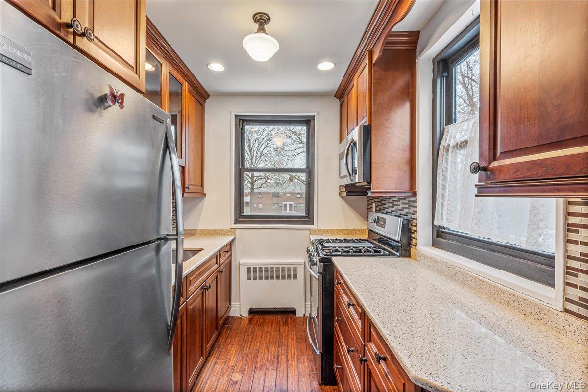 #10 photo, 19918 19th Avenue, קווינס Whitestone , NY 11357