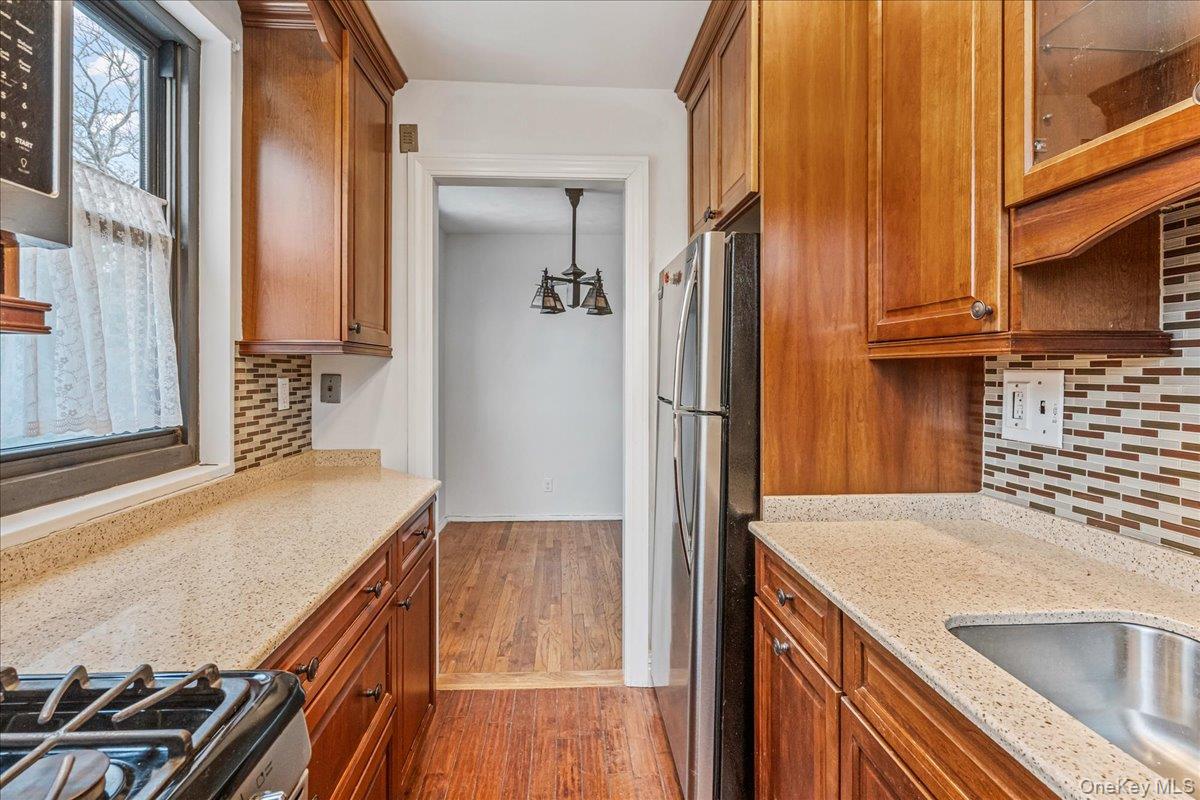 #11 photo, 19918 19th Avenue, קווינס Whitestone , NY 11357