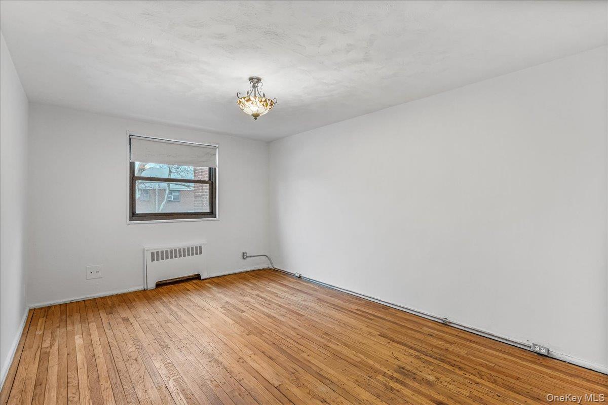 #13 photo, 19918 19th Avenue, קווינס Whitestone , NY 11357