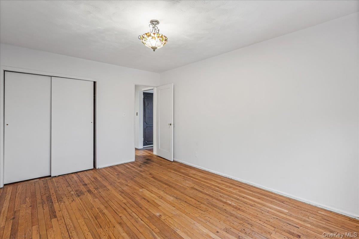 #14 photo, 19918 19th Avenue, קווינס Whitestone , NY 11357