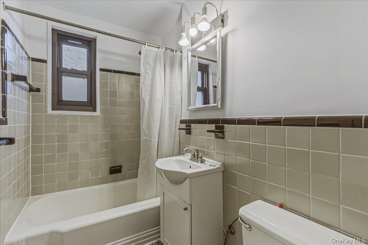 #16 photo, 19918 19th Avenue, קווינס Whitestone , NY 11357