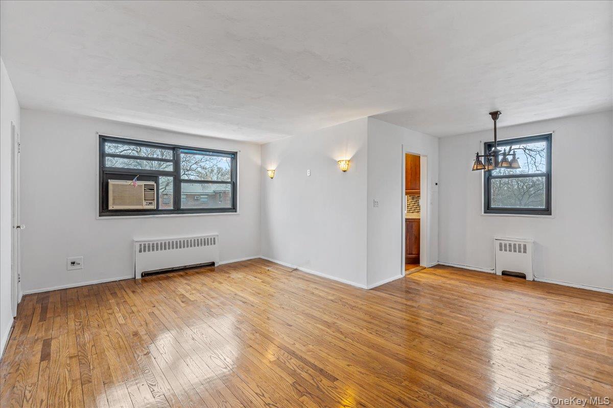 #5 photo, 19918 19th Avenue, קווינס Whitestone , NY 11357