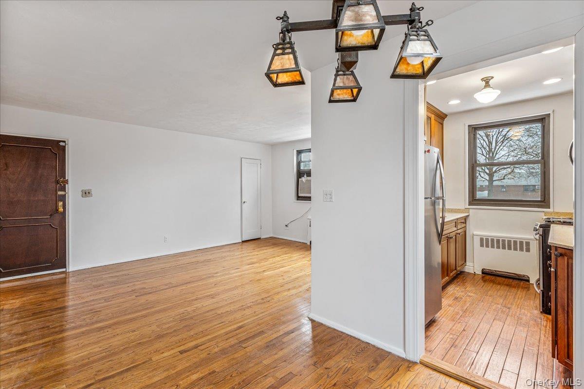 #9 photo, 19918 19th Avenue, קווינס Whitestone , NY 11357