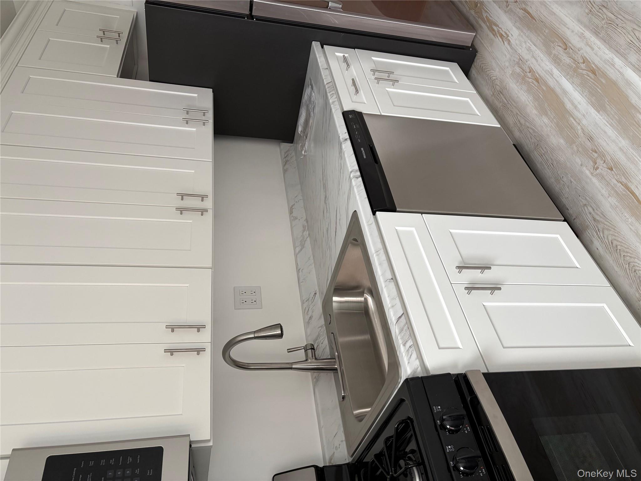 #3 photo, 24 Mulford Place, Нассау ‖ Hempstead , NY 11550