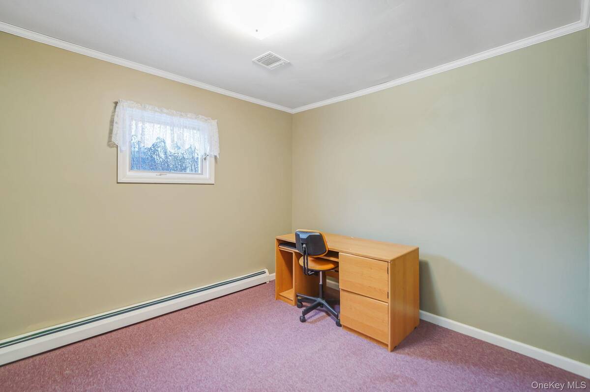 #19 photo, 6 Noahs Path, Rocky Point , NY 11778