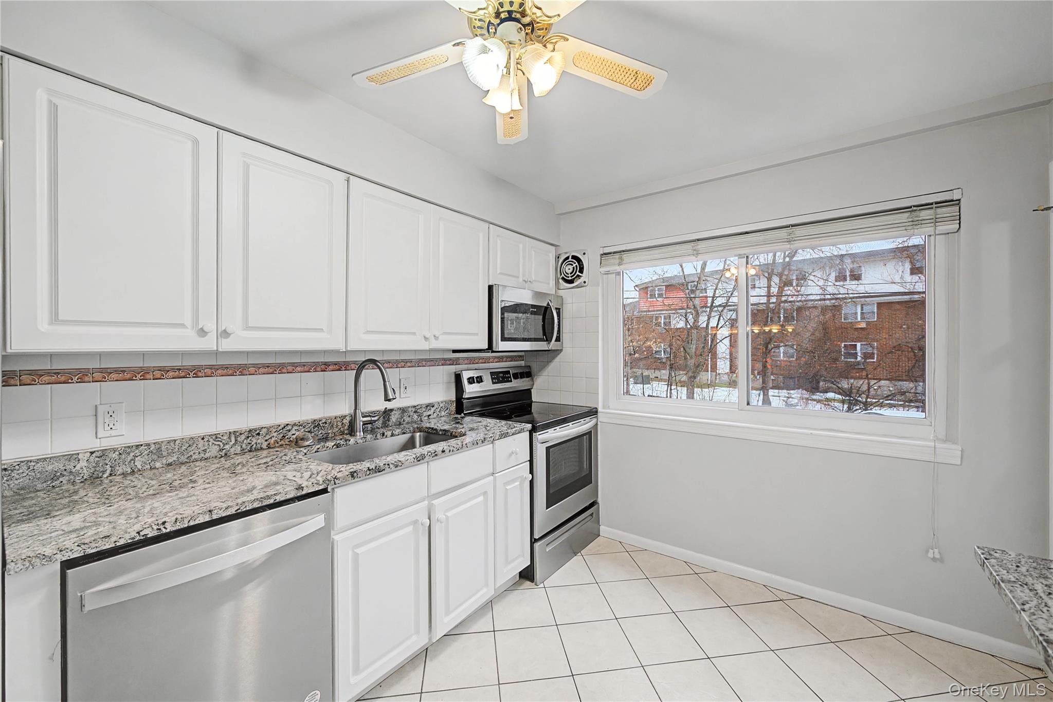 #2 photo, 810 Blooming Grove Turnpike, 紐約州 New Windsor , NY 12553